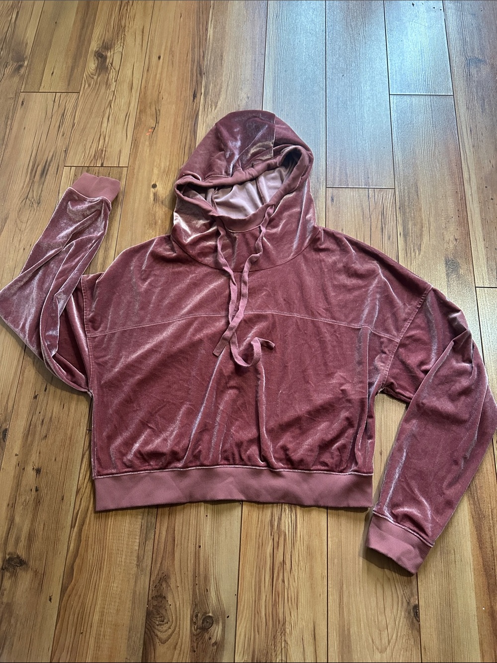 ALO Yoga Velvet Cropped Hoodie in Dusty Rose